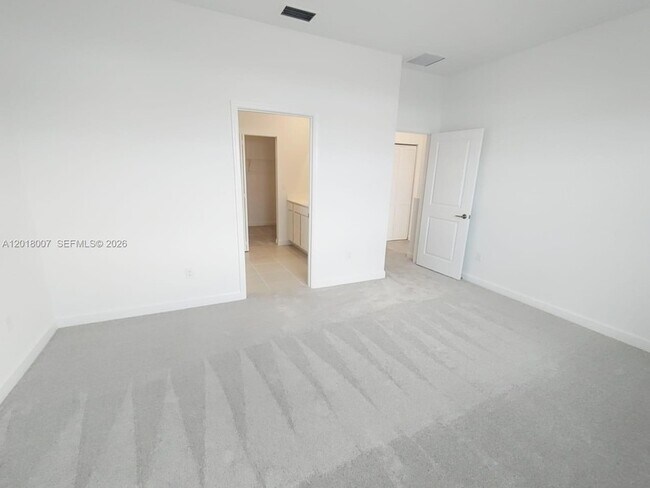Building Photo - 535 Rivergrass St