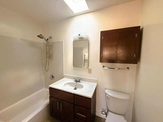 Building Photo - 2029-2035 Key Blvd