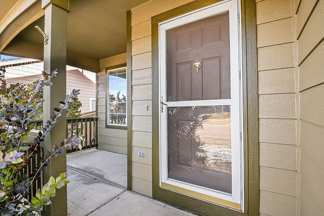 Building Photo - 3 bedroom, 2 bath home with 2 car garage in Highlands Ranch