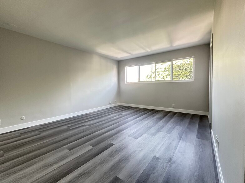 Master bedroom - 244 N Almont Dr