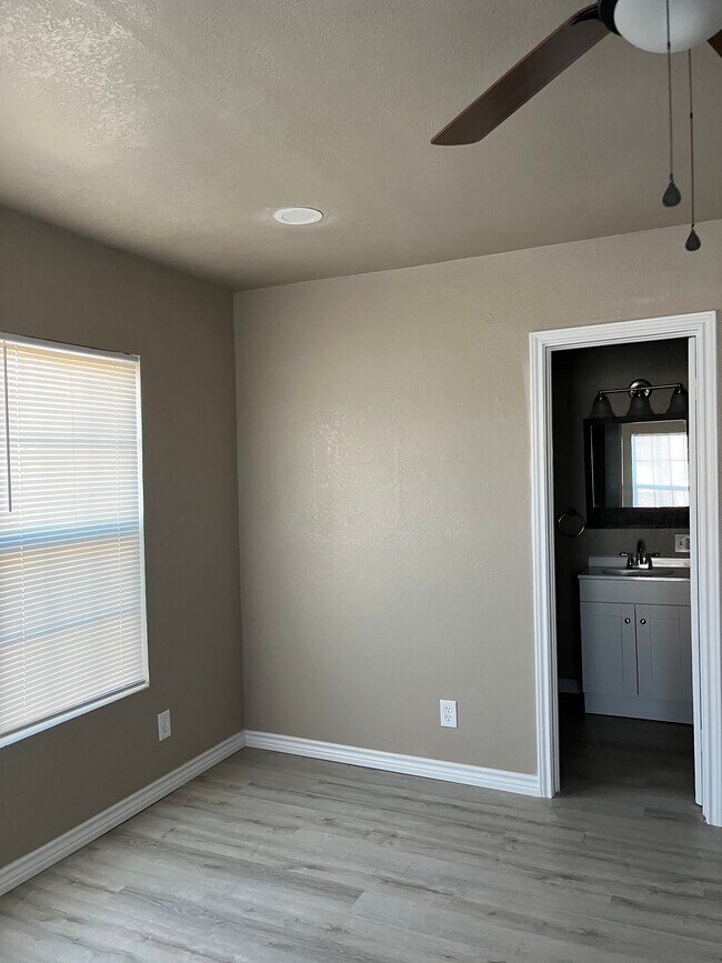 Building Photo - 215 W Grand St