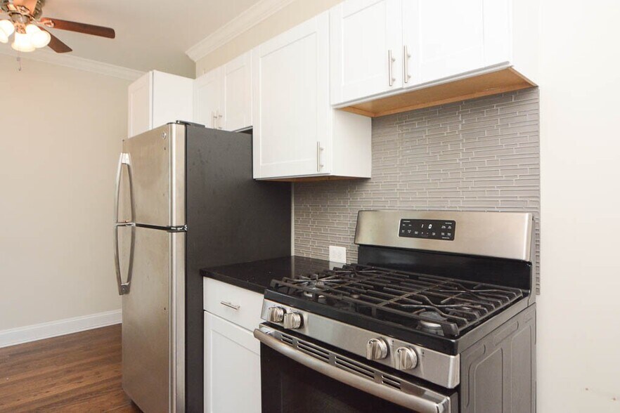 Building Photo - 3833 N Greenview Ave