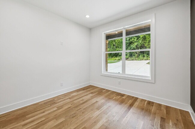 Building Photo - "Spacious 4-Bed, 4-Bath Gem in Nashville -...