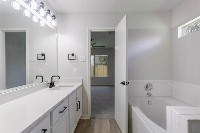 Building Photo - 16711 Hollow Ridge Dr