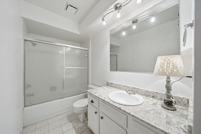 Building Photo - Move-in ready 2-bed, 2-bath condo in the d...