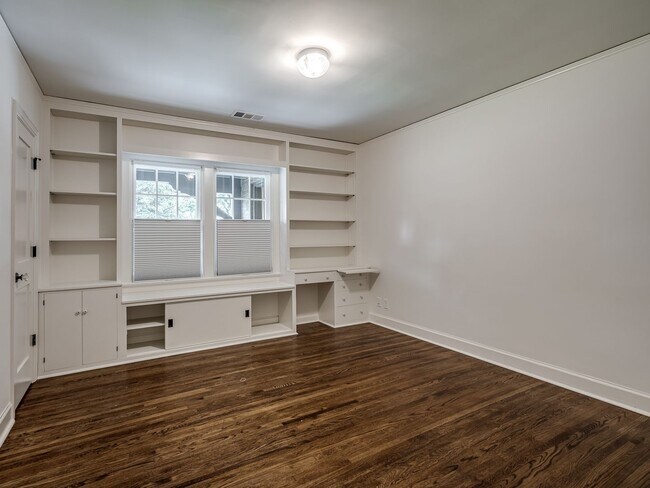 Building Photo - Luxury Living in the Heart of Tulsa