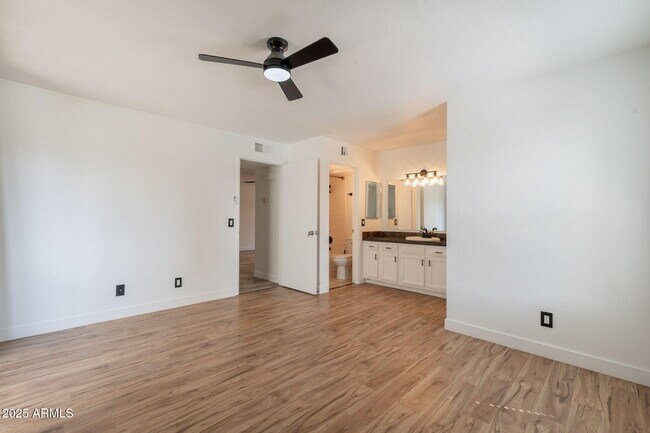 Building Photo - 850 S River Dr