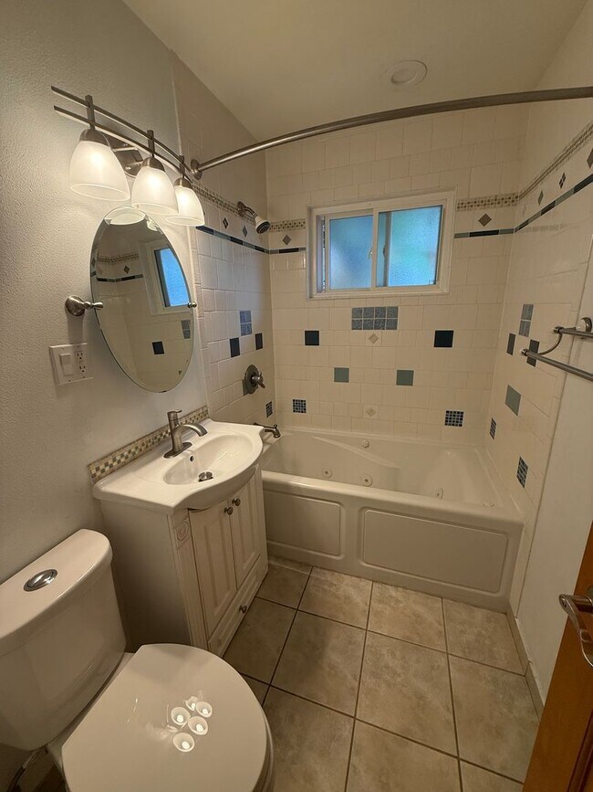Building Photo - 2 bedroom / 1 bath Mid-Century brick duple...