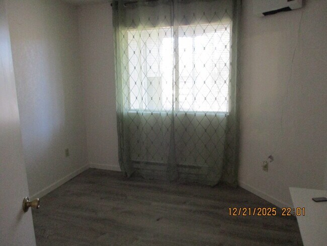 Building Photo - 2700 S White Mountain Rd