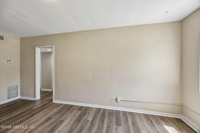 Building Photo - 1627 E 9th St