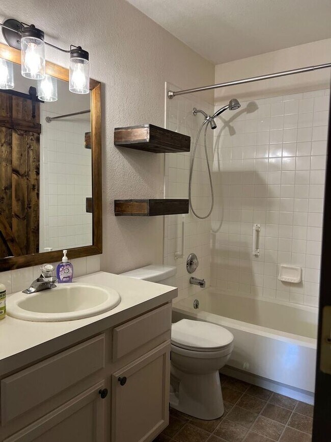 Building Photo - Beautiful 3 bedroom, 2 bath Home with 2 ca...
