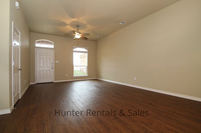 Building Photo - Luxury Duplex!