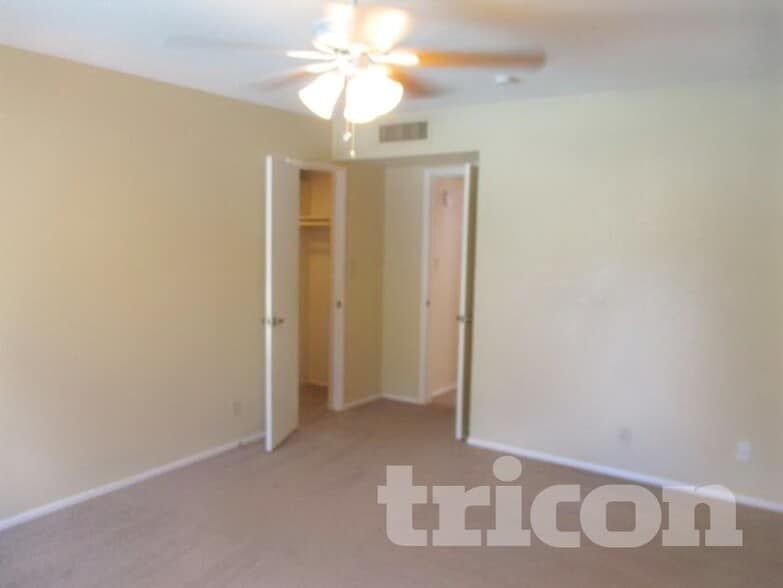 Building Photo - 4323 W Poinsettia Dr