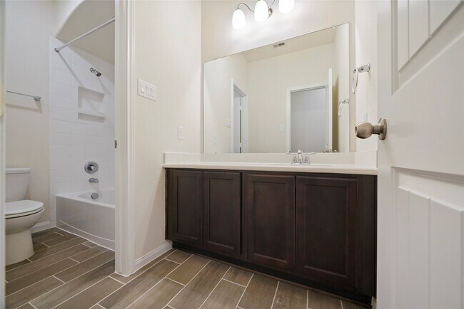 Building Photo - 1403 Holly Chase Dr