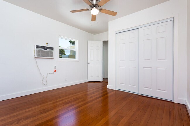 Building Photo - 303 S Sunshine Ave