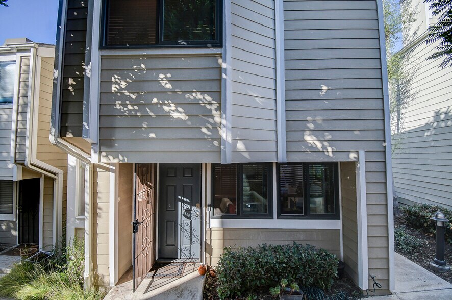 Building Photo - 11 Seamist Ct