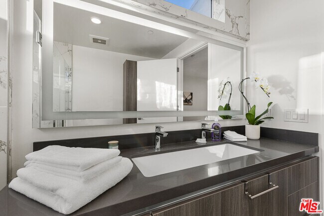 Building Photo - 4806 Sylmar Ave