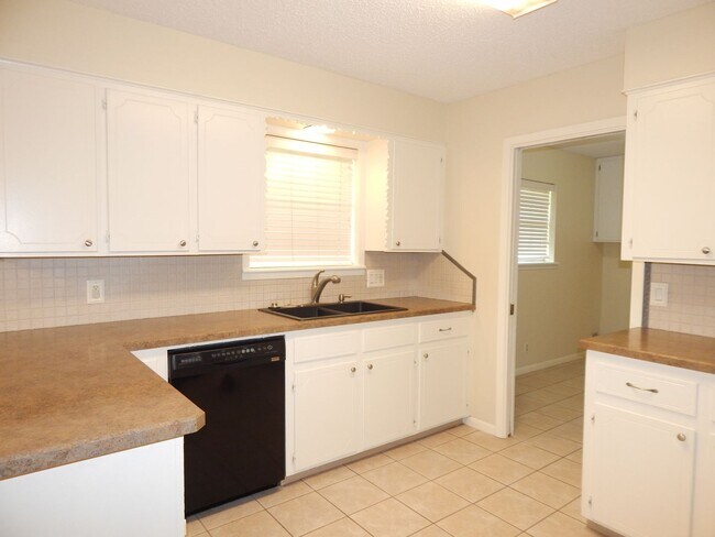 Building Photo - South Tyler, Beautiful 3 Bedroom, 2 Bath Home with RV Parking!