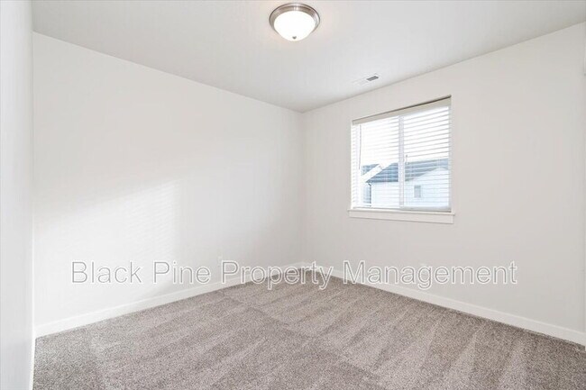 Building Photo - 3098 N Lochness Ave