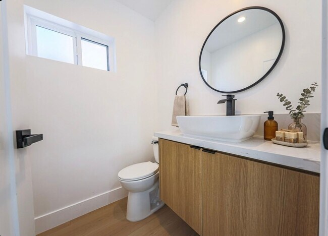 Building Photo - 1237 N Orange Dr