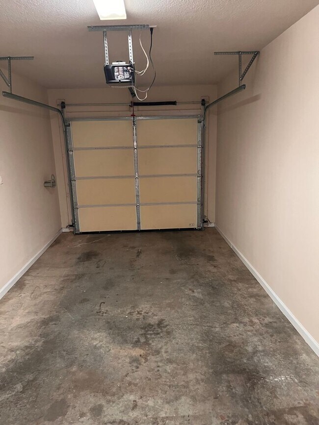 Building Photo - Convenient South Asheville two story, end ...