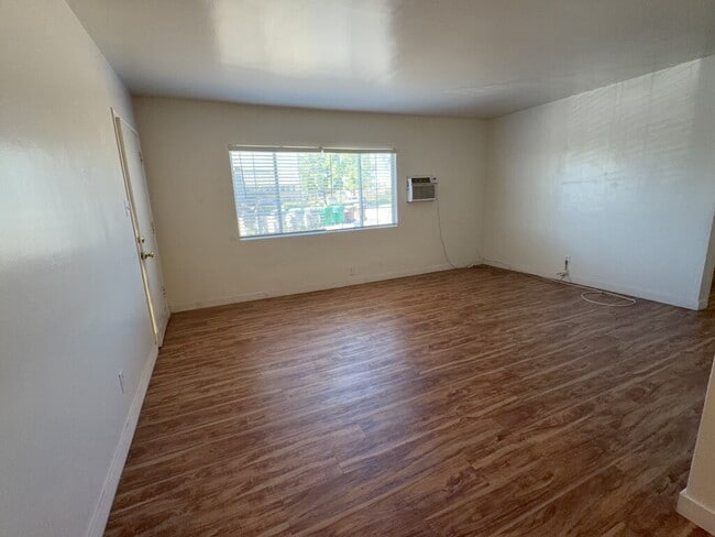 Building Photo - 2 Bedroom 1 Bath Duplex