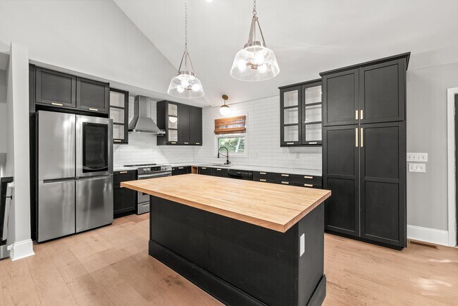 Building Photo - 3800 Terrebonne Ct