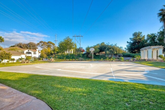 Building Photo - 2Bed/2Bath End Unit in Gated Community~ Ra...