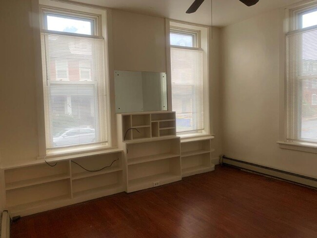 Building Photo - 1st Floor 1 Story 1 Bedroom 1 Bathroom Apa...