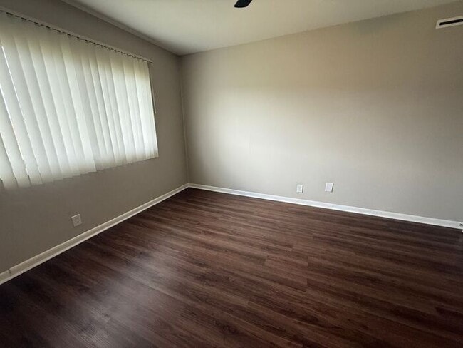 Building Photo - Remodeled 1 Bedroom Apartment!!! Walk to t...