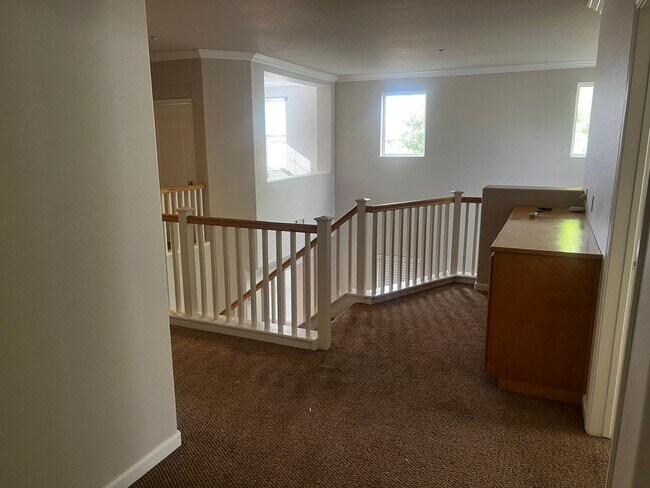 Building Photo - Large, Beautiful Shadow Lakes Home in Court Location