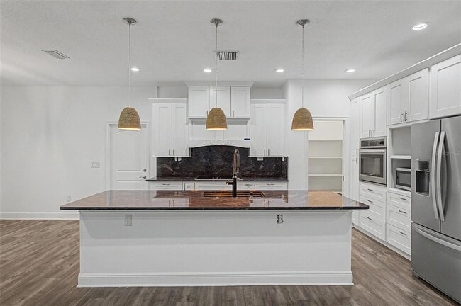 Building Photo - 606 Royal Crest Dr