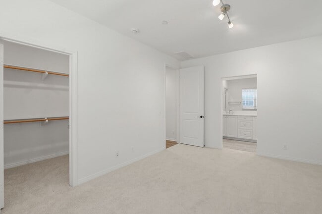 Building Photo - Desirable Eastwood Village Home