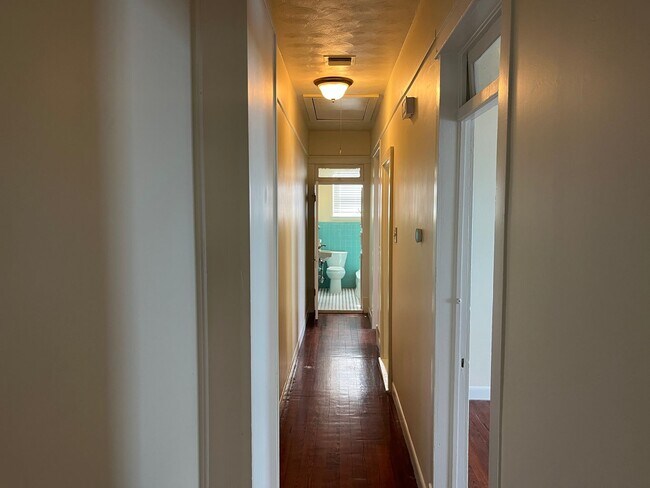 Building Photo - 815.5 Roosevelt Pl