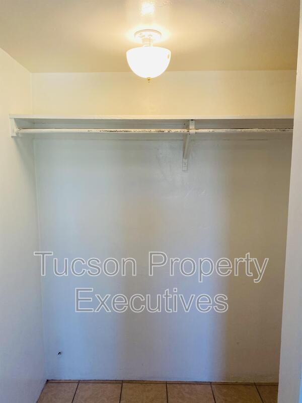 Building Photo - 443 E Delano St