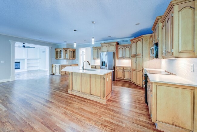 Building Photo - {14400} Somerset Brooke + Beautifully Updated Throughout + Finished Walk Out Basement + Fenced Yard