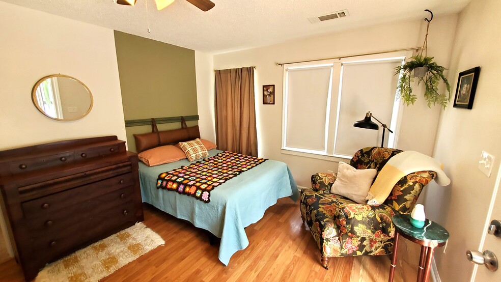 bedroom /living room - 191 Thurston Dr NW