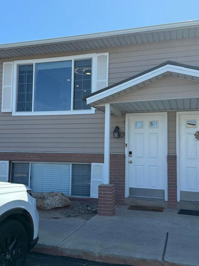 Building Photo - Gorgeous Remodeled 3 Bedroom Home in St. George!