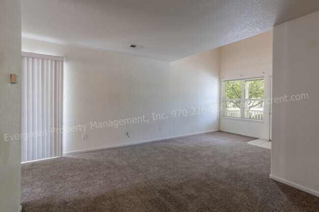 Building Photo - 3 Bedroom Town-home in Northeast Fort Coll...