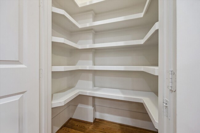 Building Photo - 1332 W 21st St