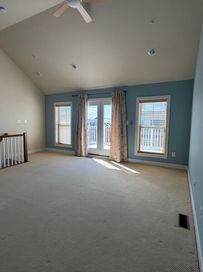 Building Photo - 4 LEVEL TOWNHOUSE WITH 2 CAR GARAGE, WALKING DISTANCE TO DOWNTOWN CROWN