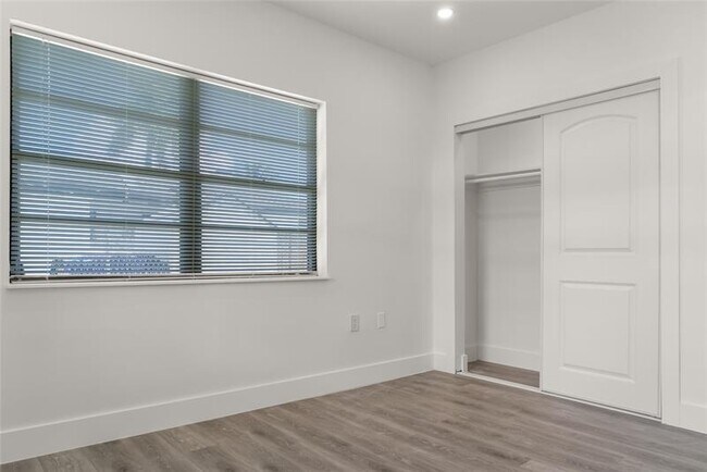 Building Photo - 2724 SW 34th Ct
