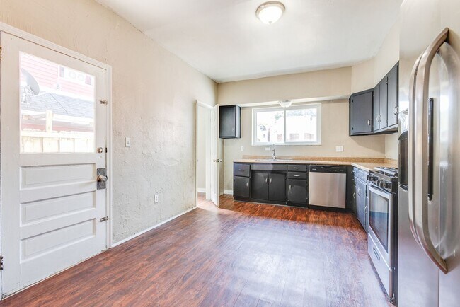 Building Photo - 2120 Salisbury St