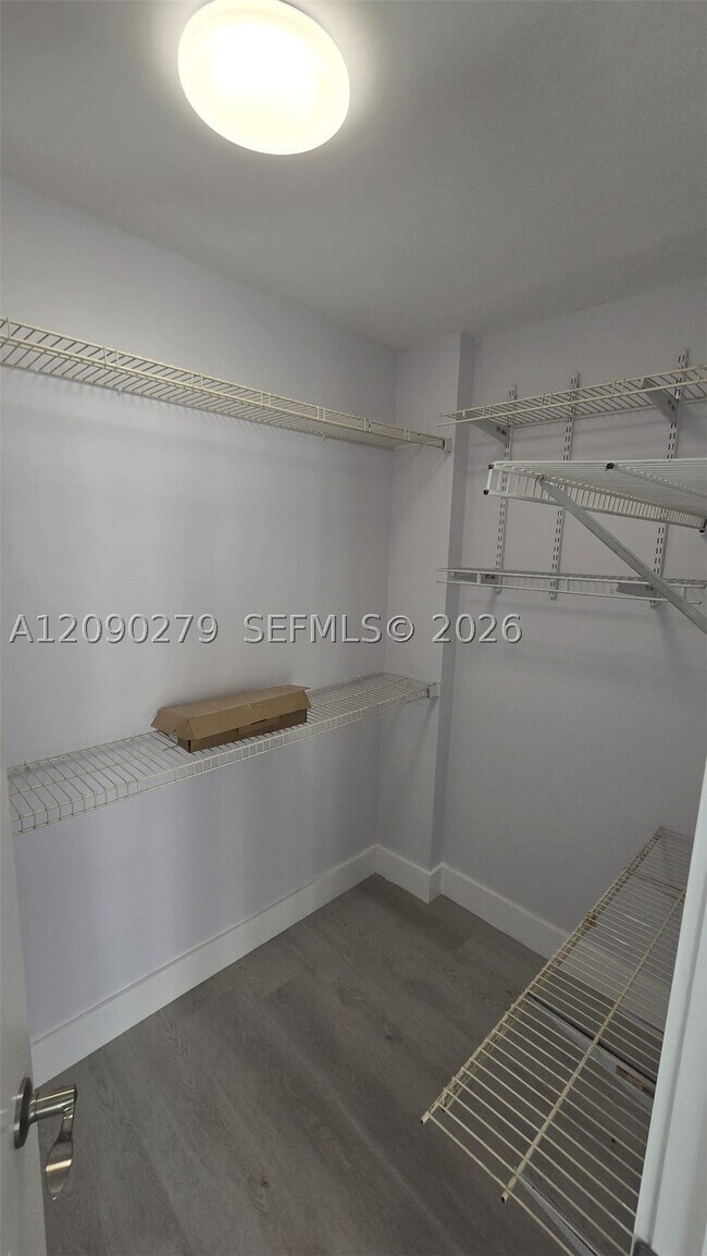 Building Photo - 1440 Brickell Bay Dr