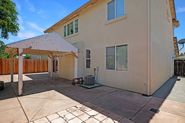 Building Photo - The Woodland Rental You've Been Looking For