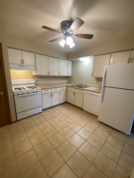 Kitchen - Evergreen Terrace Apartments