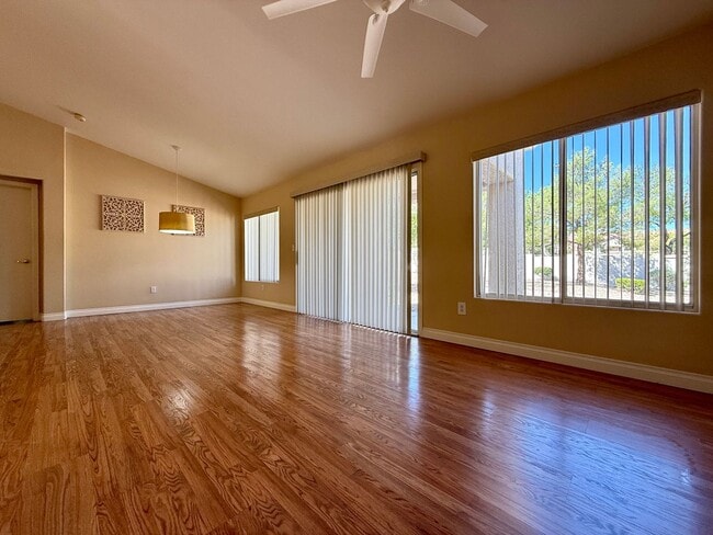 Building Photo - Spectacular furnished 2 bedroom townhouse ...