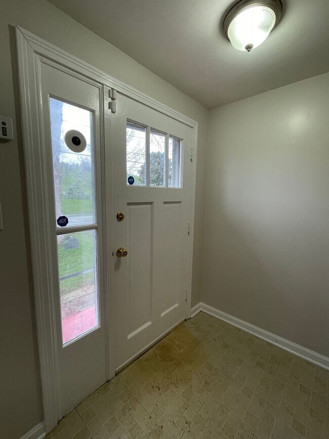 Building Photo - 2 Bedroom Ranch For Rent - Outer Comstock ...