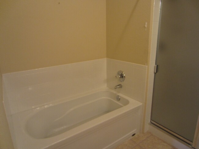 Building Photo - MOVE IN SPECIAL! Move in before July 1, 2026 Receive $300 off of 1st Months Rent.  2br/ 2ba Townh...