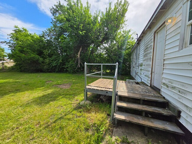 Building Photo - 3 Bed 1 Bath Home in Shawnee!